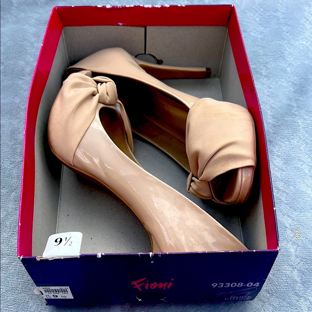 FIONI Women's Beige/Nude Peep Toe Heels size 9.5